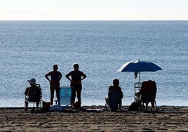Un grupo de bañistas en la playa de La Malagueta a primera hora de la mañana.