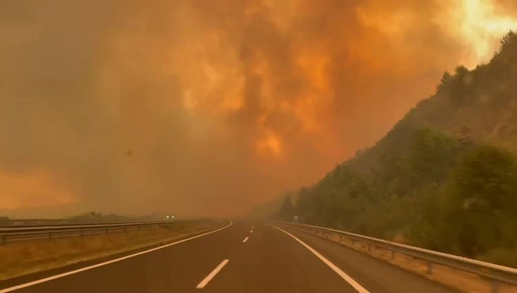 Cuatro malagueños salvan la vida tras toparse con un incendio cuando circulaban por una autovía en Galicia