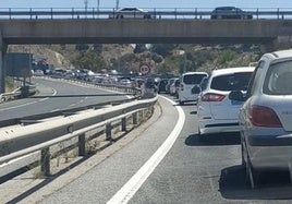 Retención en La Cala del Moral por la explosión del neumático de un tráiler