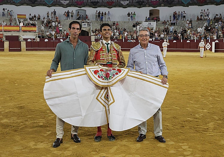 Fortes, Garibay y Salado, con el capote de paseo.