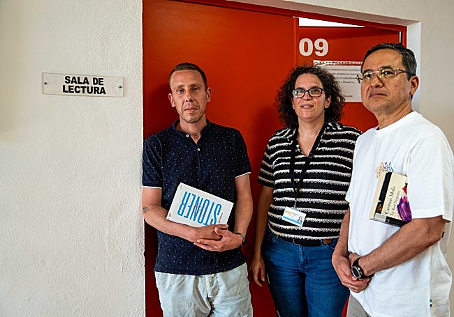 Adrián, Sonia y Carlos, antes de entrar al club de lectura.