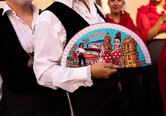Varias cofradías malagueñas abren sus casas hermandad reconvertidas en casetas de feria.