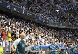 Imagen de un sector atestado de aficionados durante el Málaga-Betis del Costa del Sol.