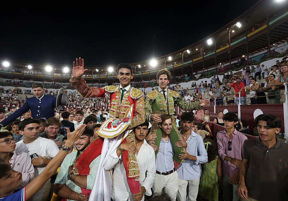 Garibay, de grana y oro, en la salida a hombros junto a Manolo Martínez, de verde y oro, y el mayoral.