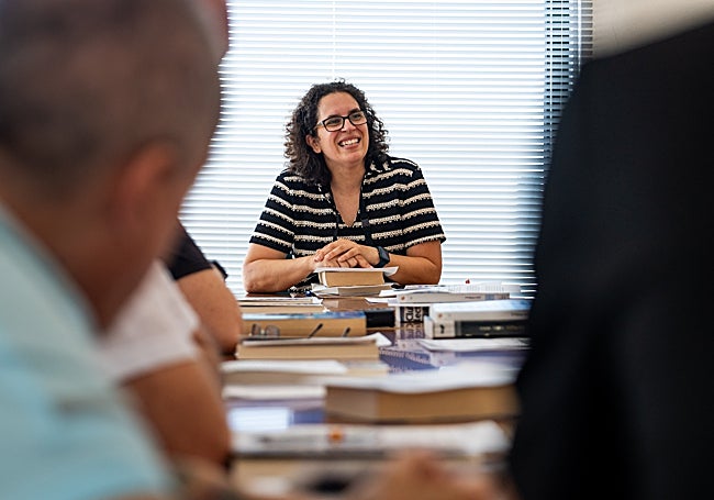 Sonia Lozano Martín dirige una sesión del club.