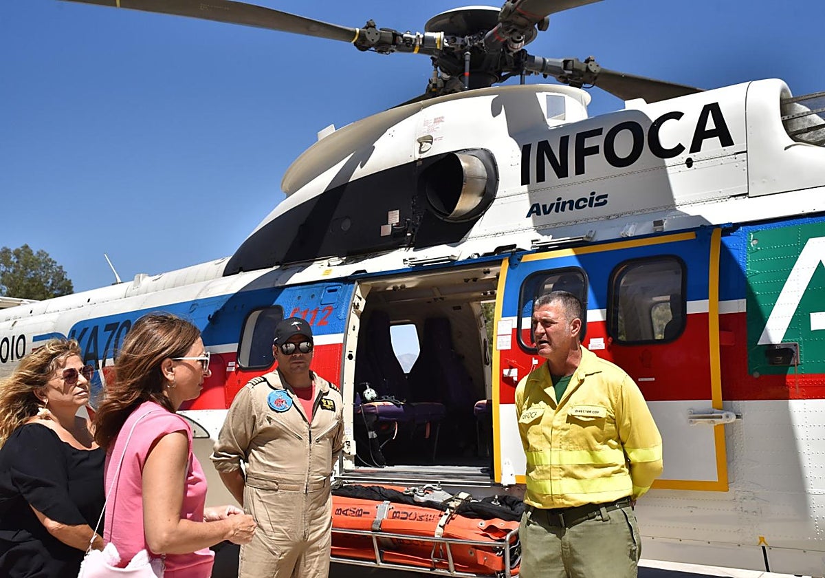 Navarro conversa con Alejandro Molina (subdirector del Infoca en Málaga).