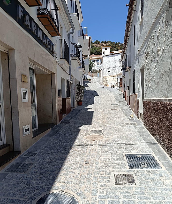 Imagen secundaria 2 - Once meses, dos danas y una borrasca después… las calles del centro de Almogía reabren al tráfico