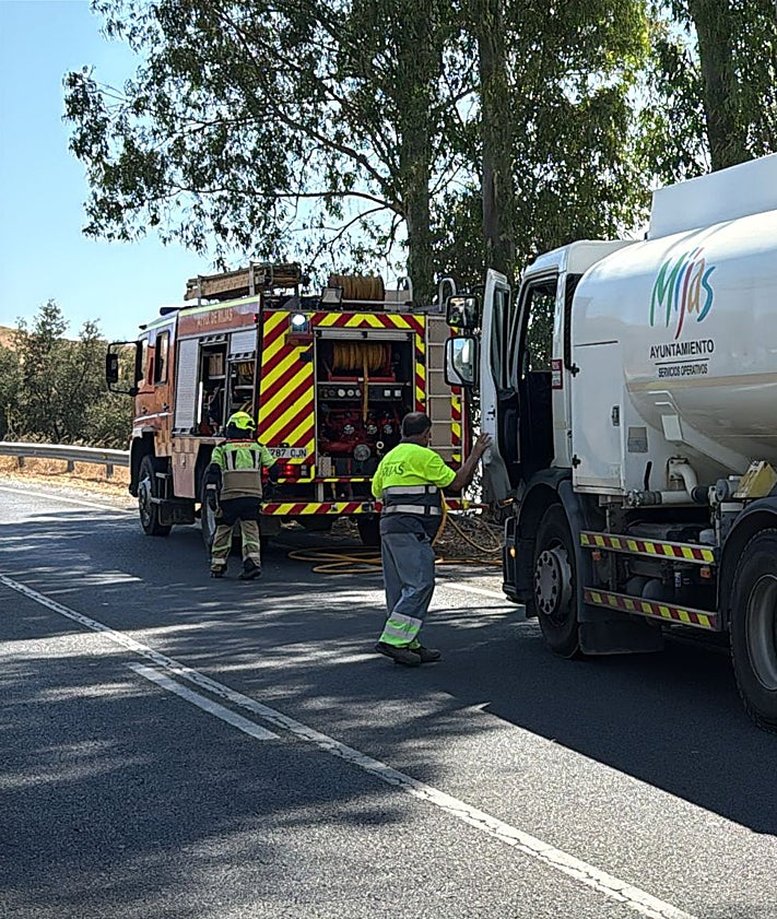 Imagen secundaria 2 - Extinguido el incendio forestal en La Cala de Mijas: una colilla pudo ocasionarlo