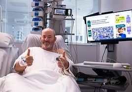 Francisco, posando ayer para SUR desde la UCI del Hospital Clínico.