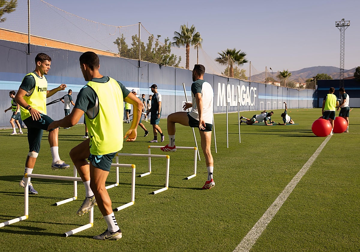 Montero, en primer plano, junto a otros compañeros en un circuito de trabajo en el entrenamiento de ayer en el Anexo.