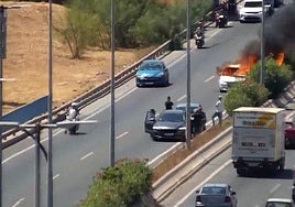 El incendio de un coche en la avenida Valle Inclán de Málaga provoca una columna de humo y retenciones