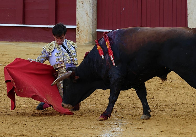 Manoletinas de rodillas de López Ortega al tercero del festejo.