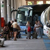 Viajeros en una estación de autobuses.