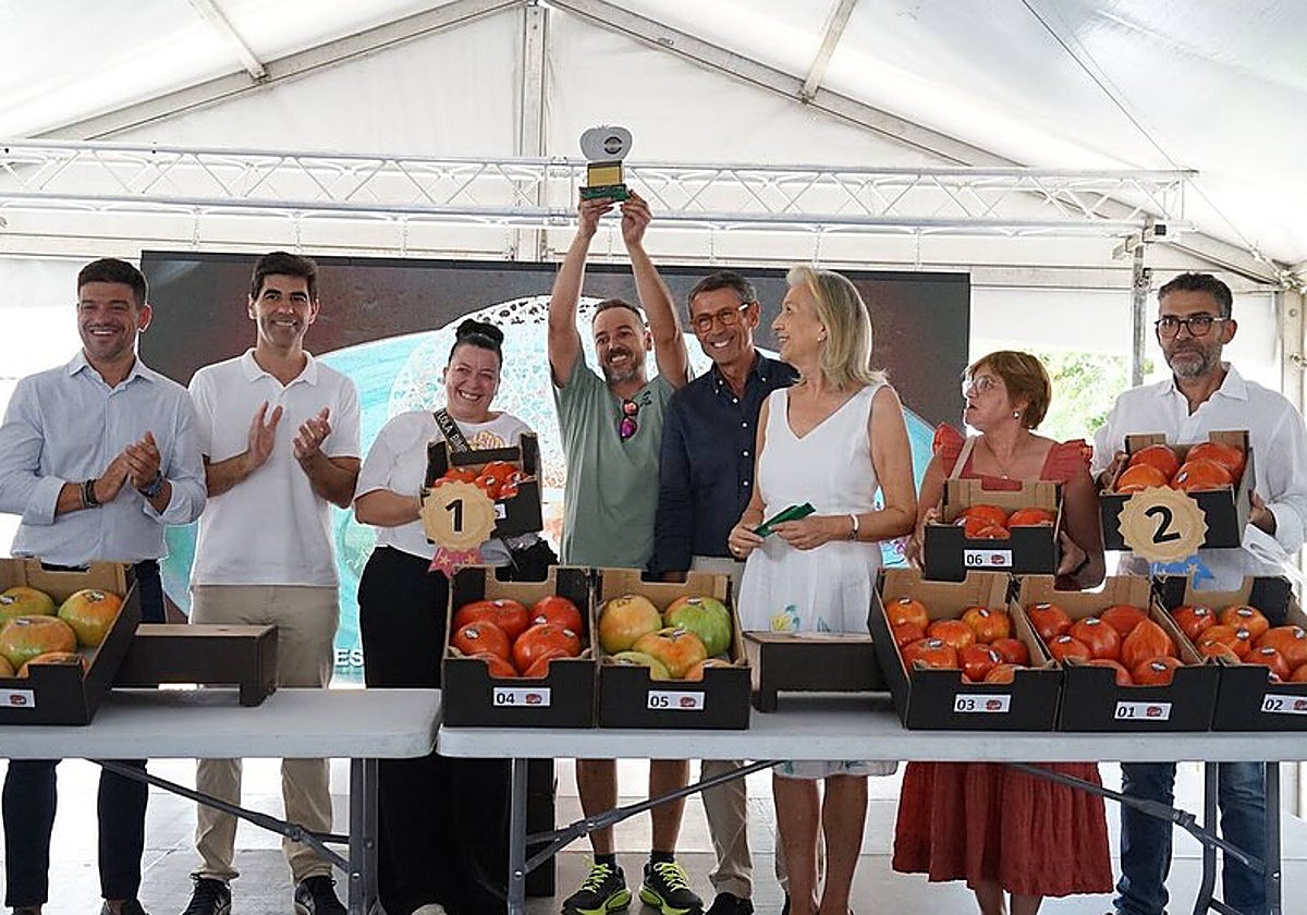 Entrega de premios del Concurso Subasta Tomate Huevo de Toro 2025, con Daniel García Plaza alzando el trofeo del primer puesto.