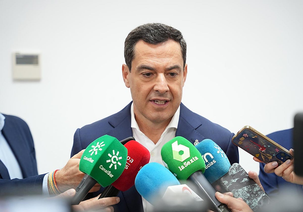 El presidente de la Junta de Andalucía, Juanma Moreno, en una atención a medios,