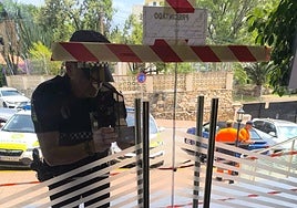 Un policía local precinta el hotel Vistamar, que hoy opera con el nombre de Vivemar.