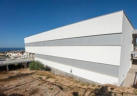 Imagen del nuevo edificio ubicado junto a la barriada de Los Poetas, al norte del casco urbano nerjeño.