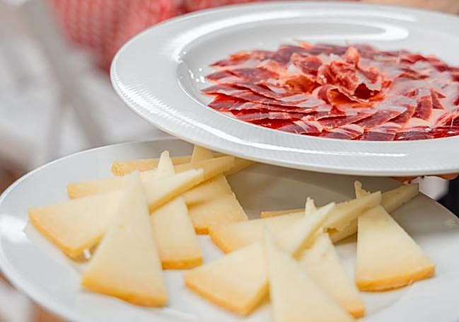 Tablas de chacina y queso son ya clásicos en las casetas.