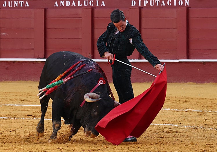 Galván con la izquierda ante el noble primero.