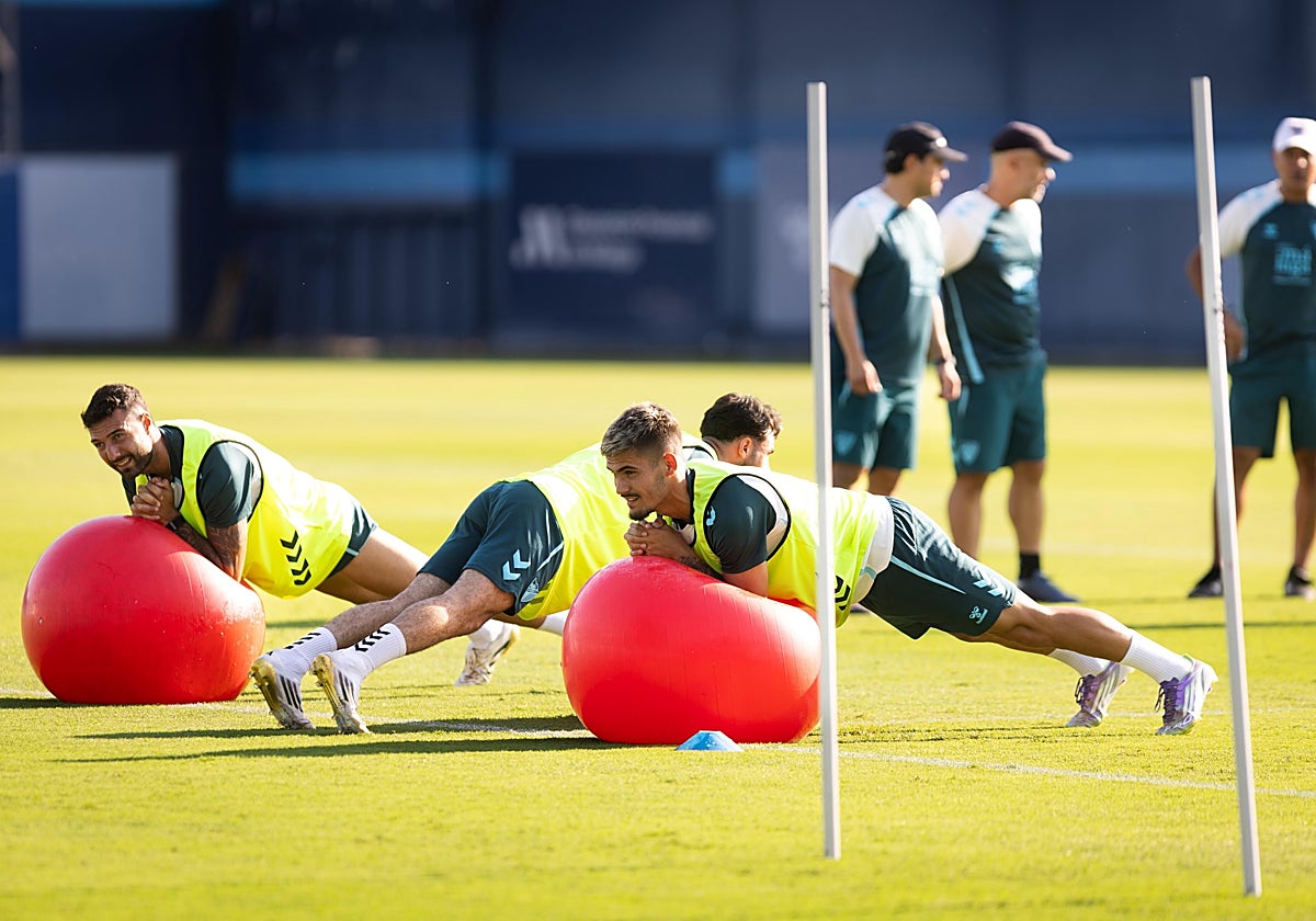 Los malaguistas Álex Pastor y Chupete, en unos ejercicios en el Anexo de La Rosaleda esta semana.