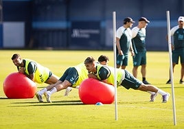 Los malaguistas Álex Pastor y Chupete, en unos ejercicios en el Anexo de La Rosaleda esta semana.
