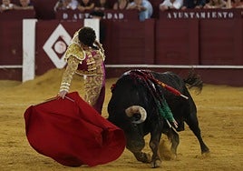 Derechazo de Hernández al toro al que le cortó su primera oreja en Málaga.