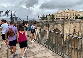 Turistas en el Mirador de Aldehuela, uno de los puntos más visitados de Ronda por sus vistas al Puente Nuevo.