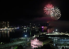 Miles de personas se congregaron en las playas para ver los fuegos.