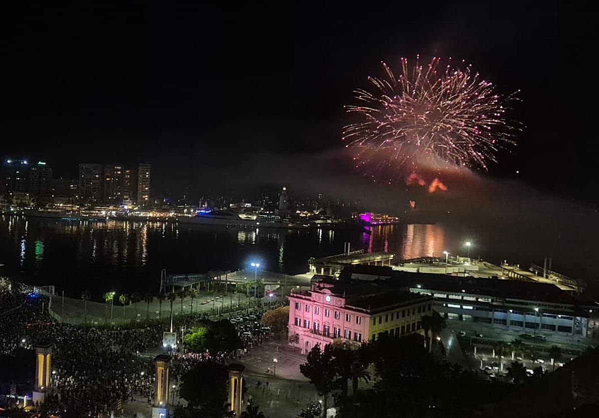 Imagen principal - Málaga da la bienvenida a ocho días de feria con una explosión de júbilo