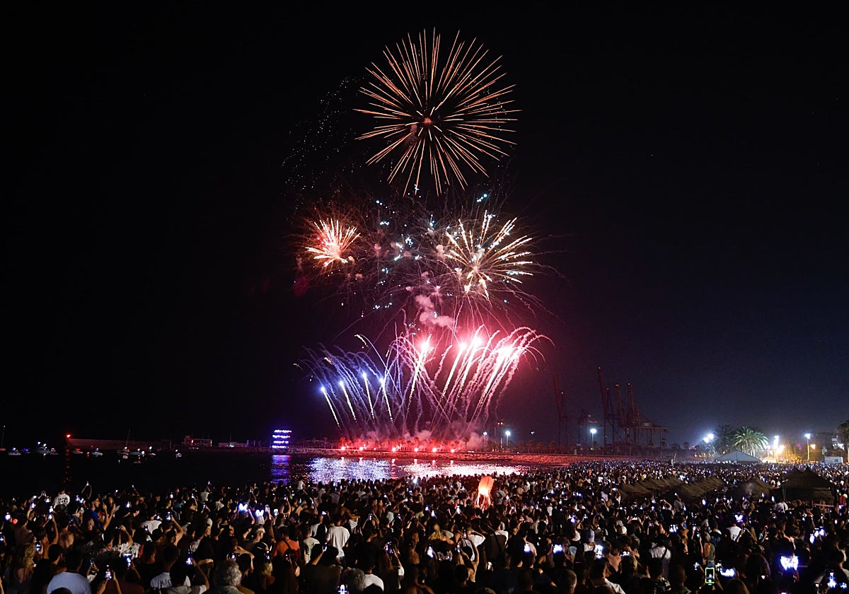 Asistentes al espectáculo de los Fuegos el viernes por la noche en La Malagueta.