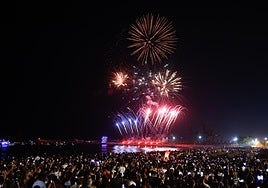 Asistentes al espectáculo de los Fuegos el viernes por la noche en La Malagueta.