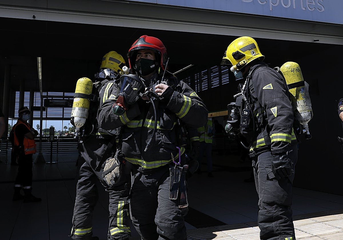 Bomberos, durante un simulacro en la estación del metro.
