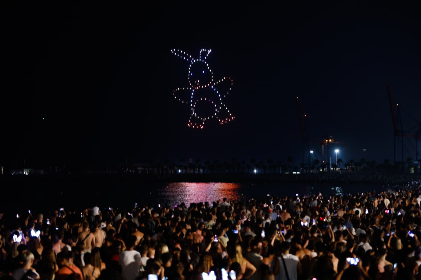 Las mejores imágenes del espectáculo de fuegos artificiales y drones de la Feria de Málaga 2025