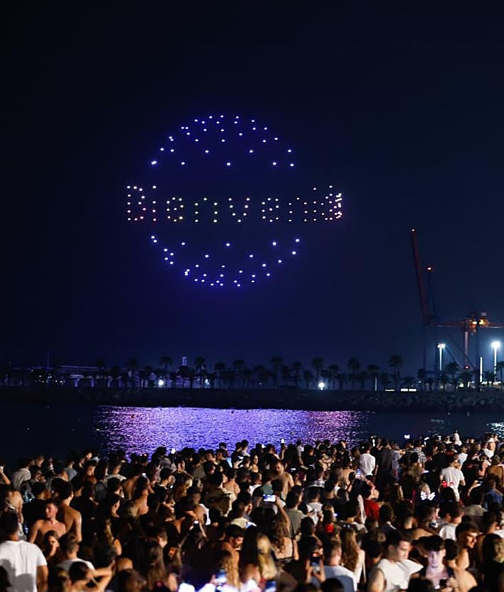 Imagen secundaria 2 - Espectáculo de drones.