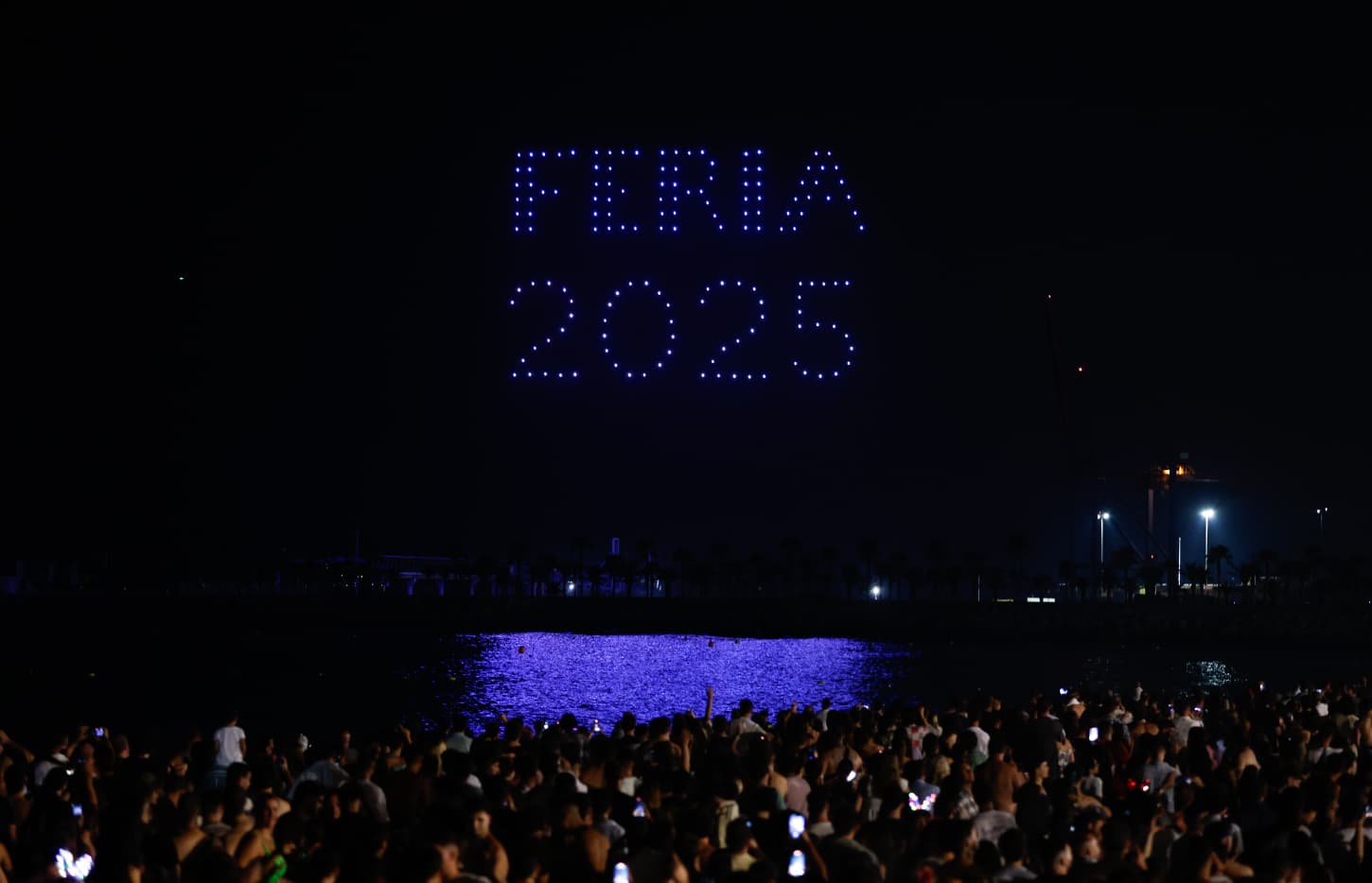 Las mejores imágenes del espectáculo de fuegos artificiales y drones de la Feria de Málaga 2025