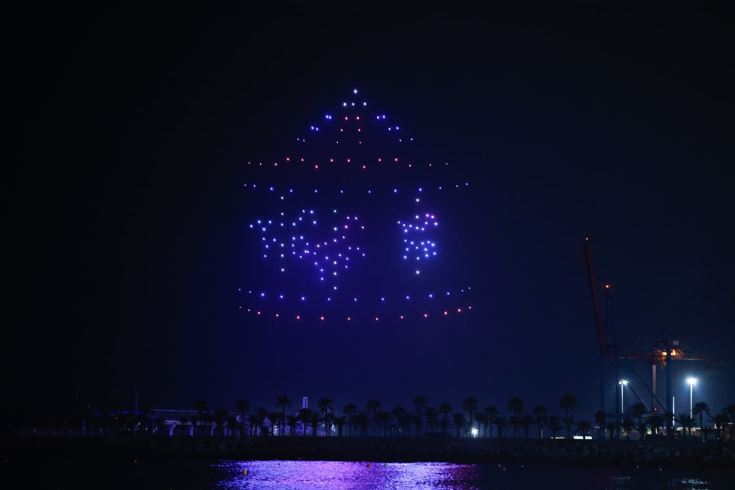 Las mejores imágenes del espectáculo de fuegos artificiales y drones de la Feria de Málaga 2025