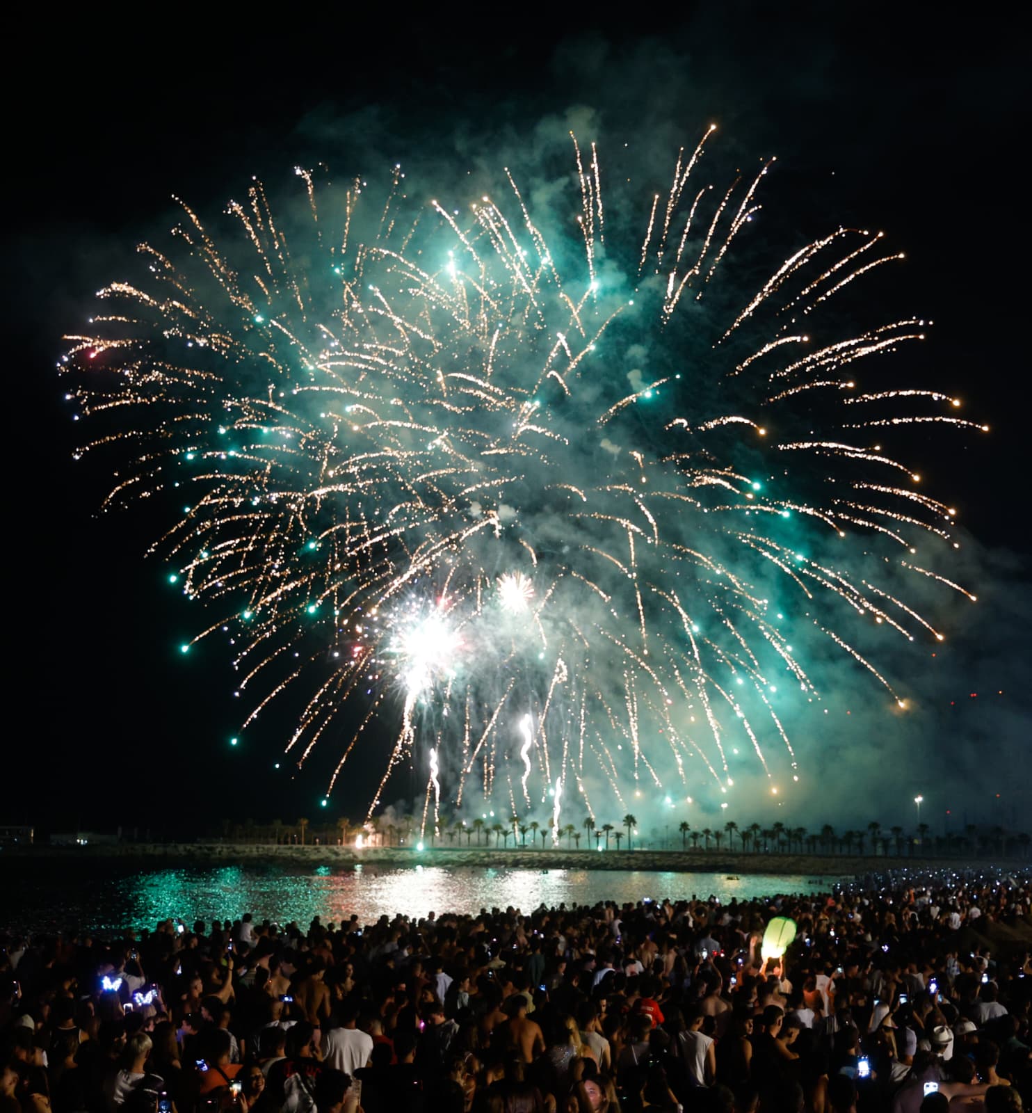 Las mejores imágenes del espectáculo de fuegos artificiales y drones de la Feria de Málaga 2025