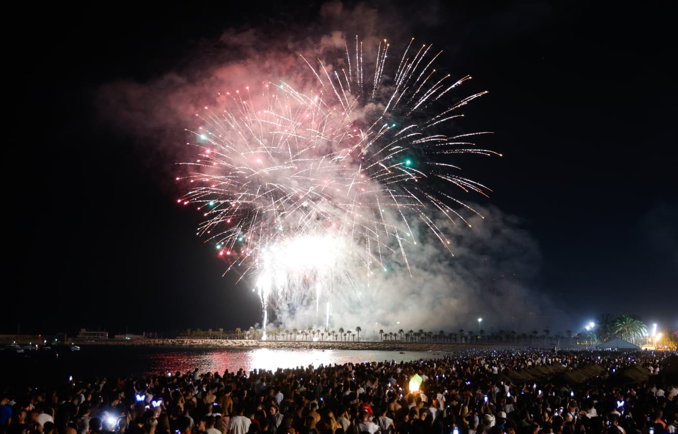 Las mejores imágenes del espectáculo de fuegos artificiales y drones de la Feria de Málaga 2025