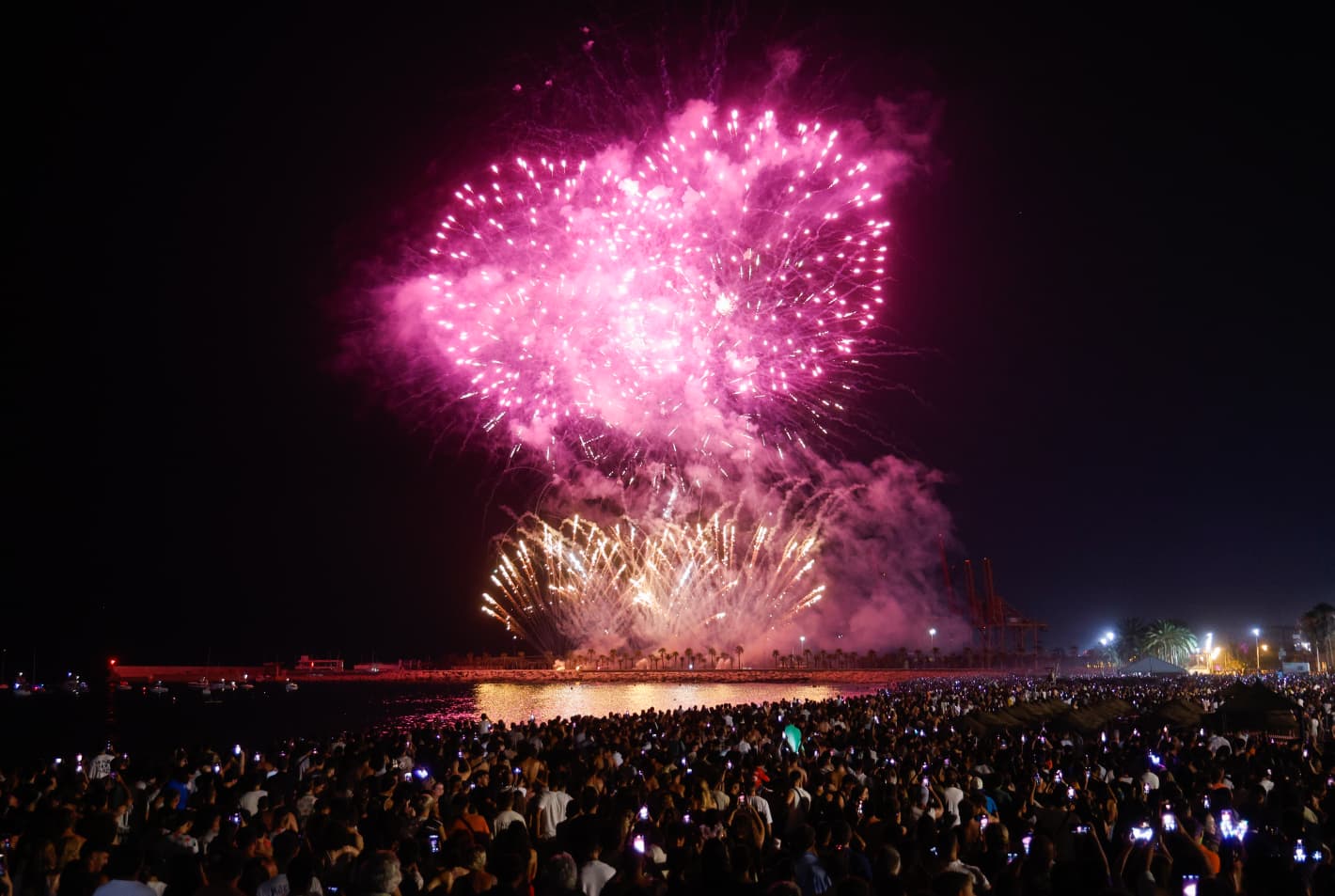Las mejores imágenes del espectáculo de fuegos artificiales y drones de la Feria de Málaga 2025