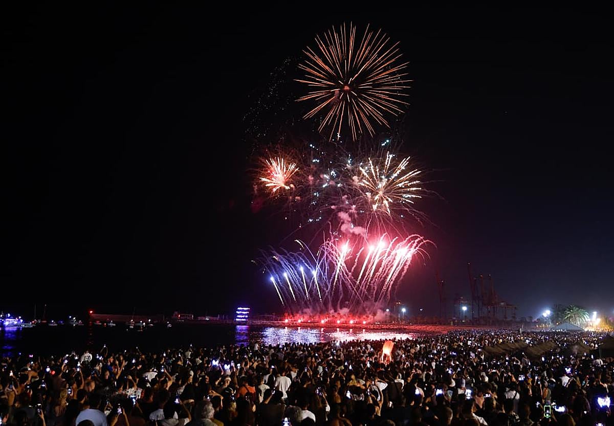 Imagen secundaria 1 - Málaga da la bienvenida a ocho días de feria con una explosión de júbilo