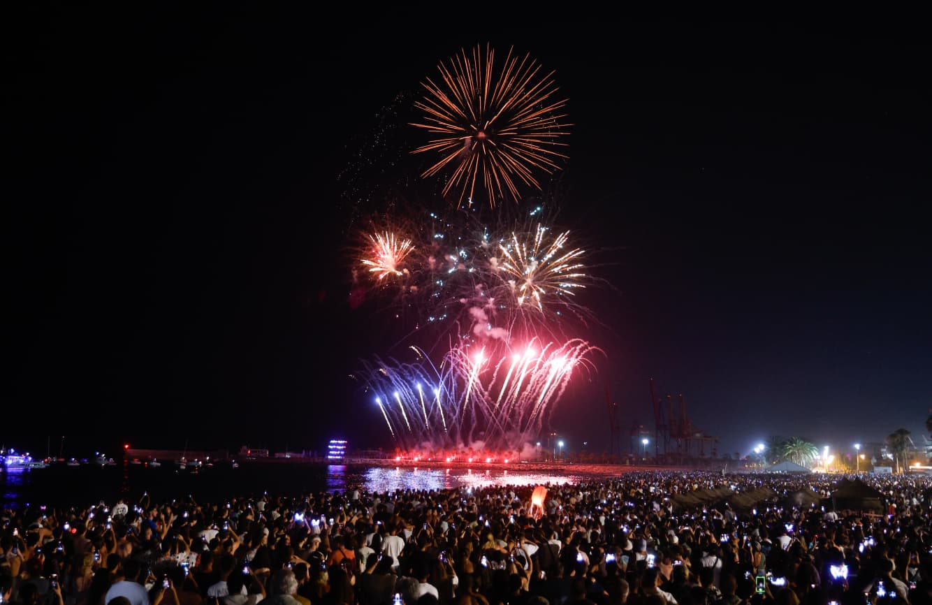 Las mejores imágenes del espectáculo de fuegos artificiales y drones de la Feria de Málaga 2025