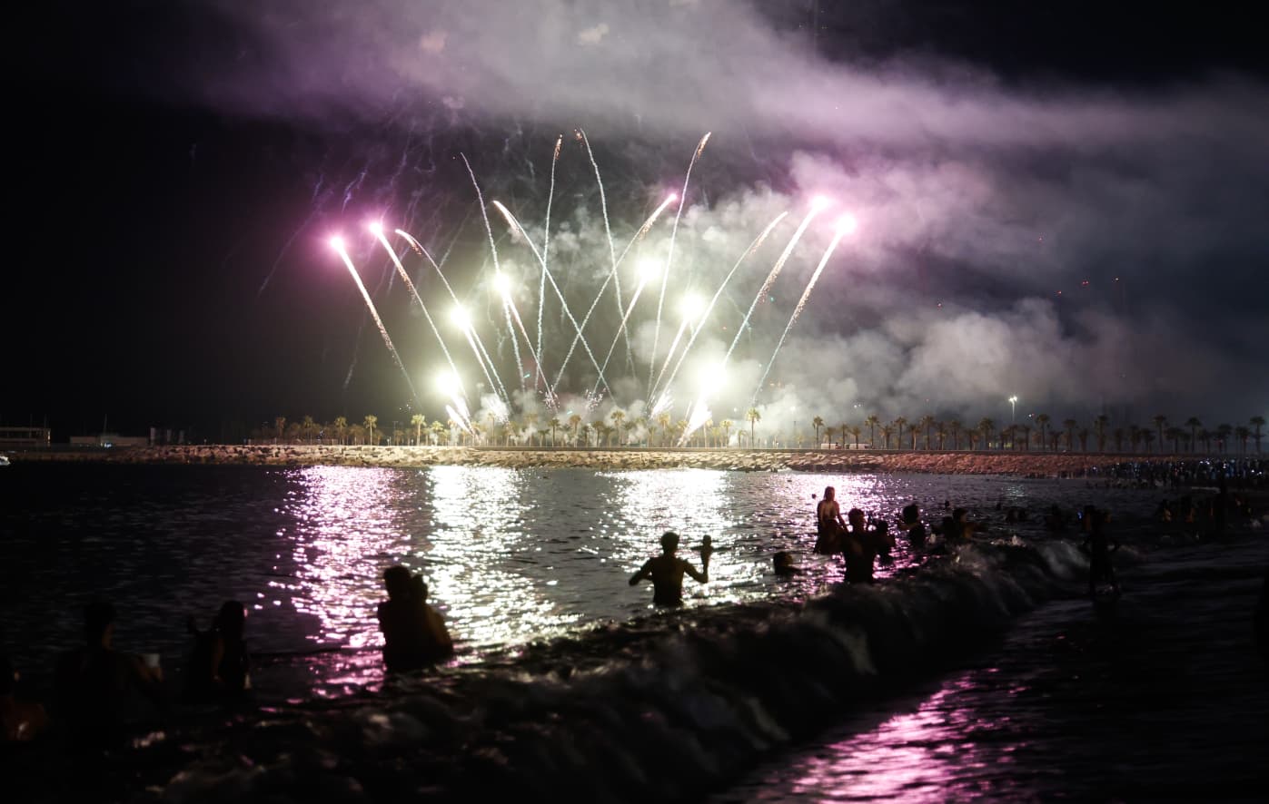 Las mejores imágenes del espectáculo de fuegos artificiales y drones de la Feria de Málaga 2025