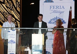 Javier Castillo, en el centro, junto a Francisco de la Torre y Teresa Porras.
