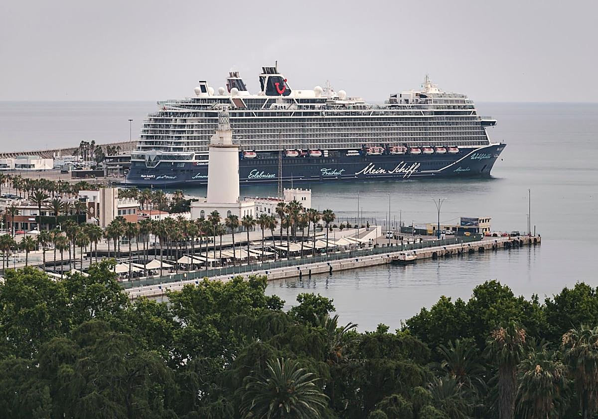El puerto de Málaga recibe una decena de cruceros en la segunda quincena de agosto