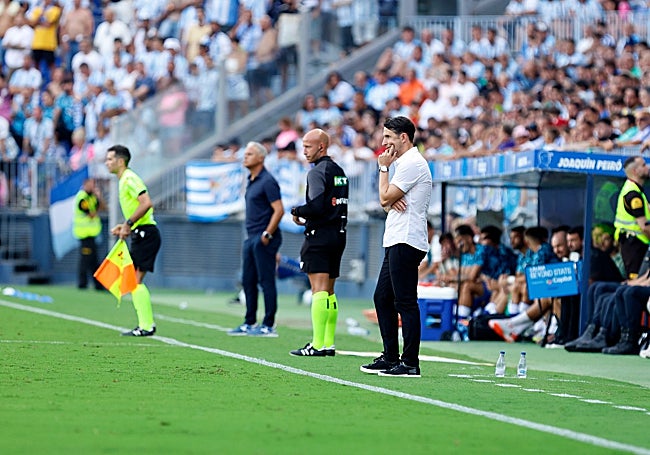 Los dos entrenadores, Pellicer, y San José, siguiendo atentamente el desarrollo del choque.