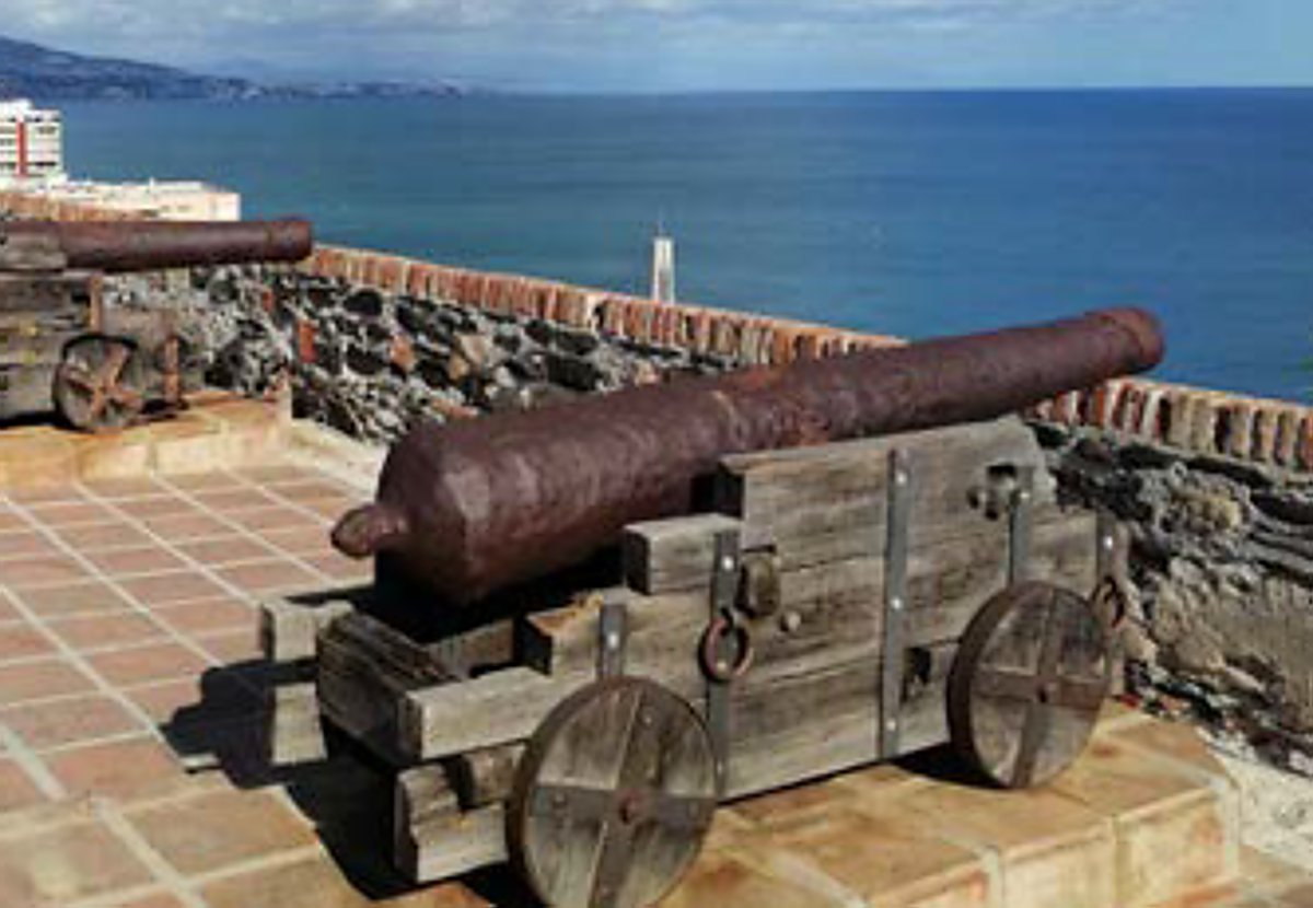 Imagen de los cañones situados en la terraza del castillo Sohail.