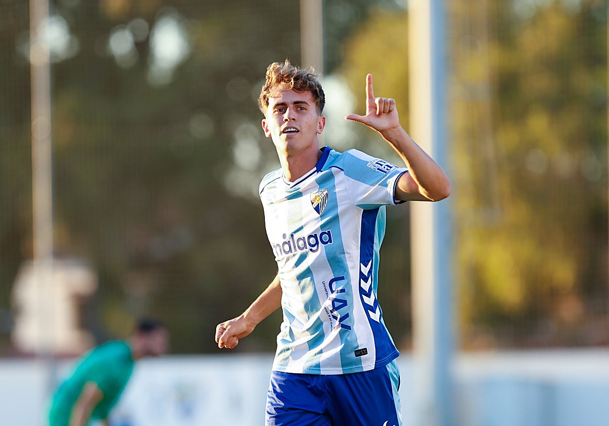 Adrián Niño celebra uno de sus dos goles al Antequera.