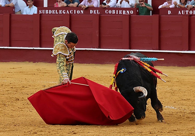 Molina, con poco ajuste, en un muletazo por la derecha.