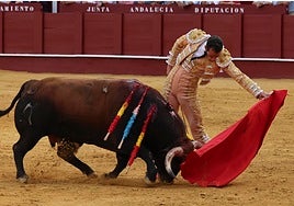 Natural de Pepe Moral al toro de su presentación en Málaga.