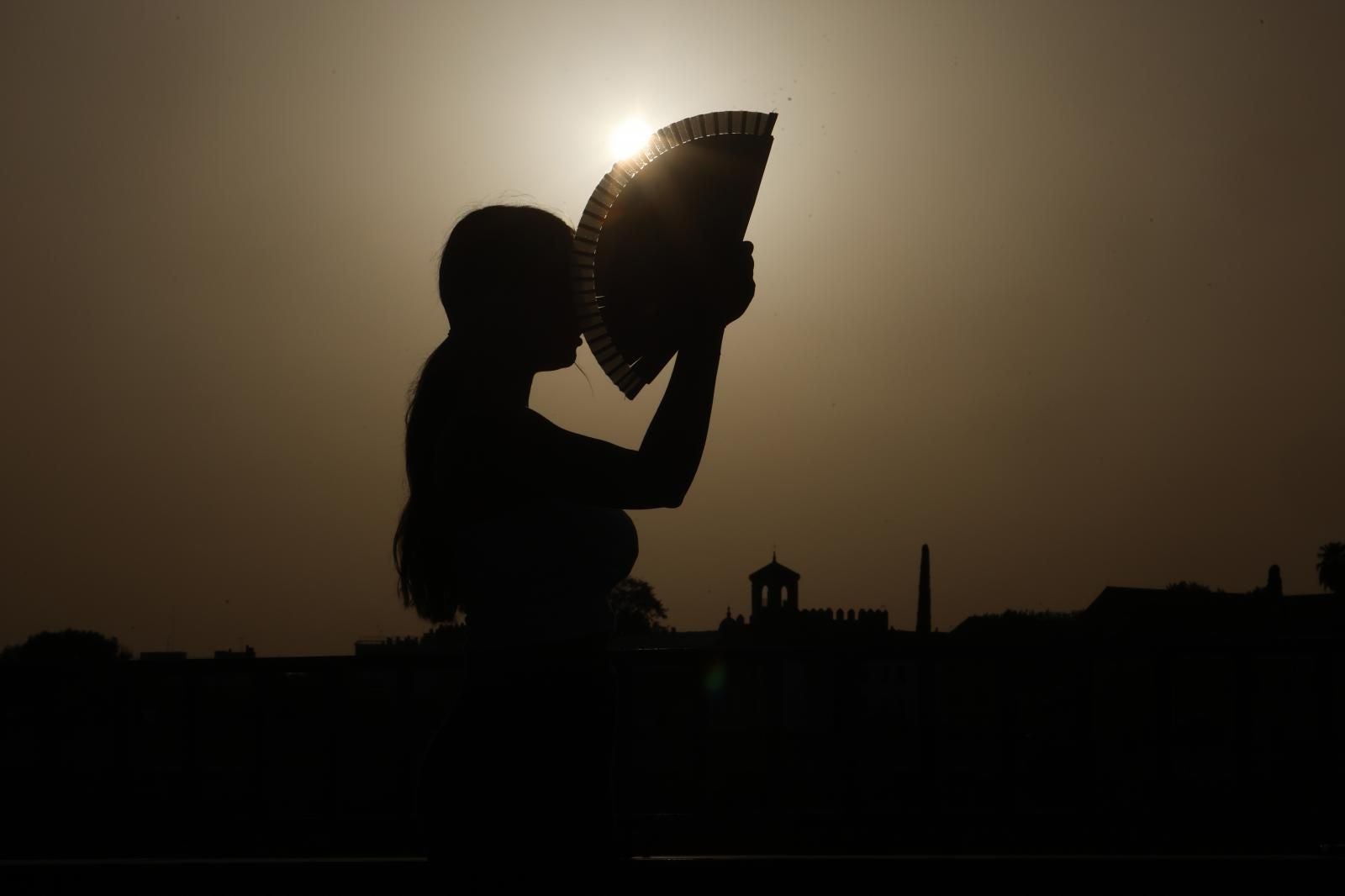 Una mujer se abanica esta semana en Córdoba